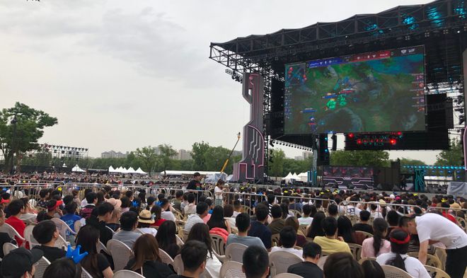 展开了一场 展开了一场